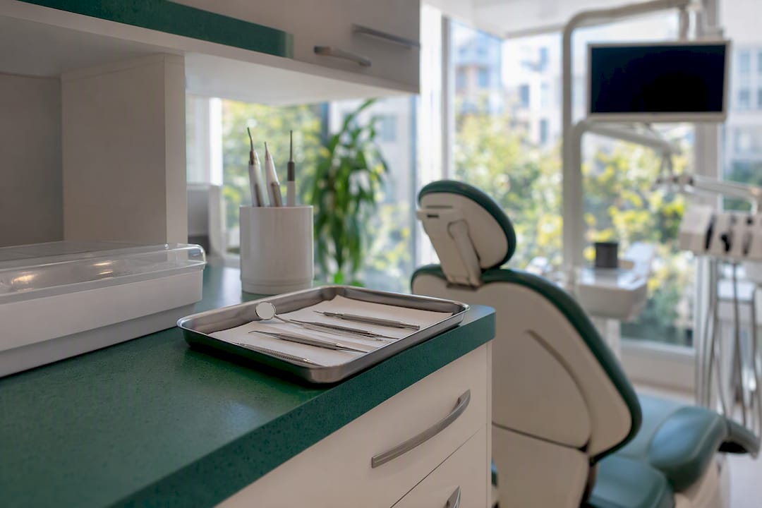 Dental insurance vs plan: which suits residents in Spain?